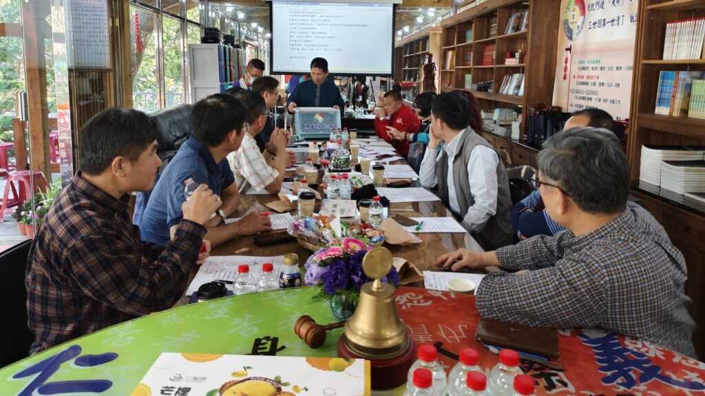 ▲當天邀約南投縣與台中市國小校長舉行「精勤保庇箱、圓夢計畫、國小聯絡簿、五常品德種子教師培訓」會議。（記者林明佑翻攝）